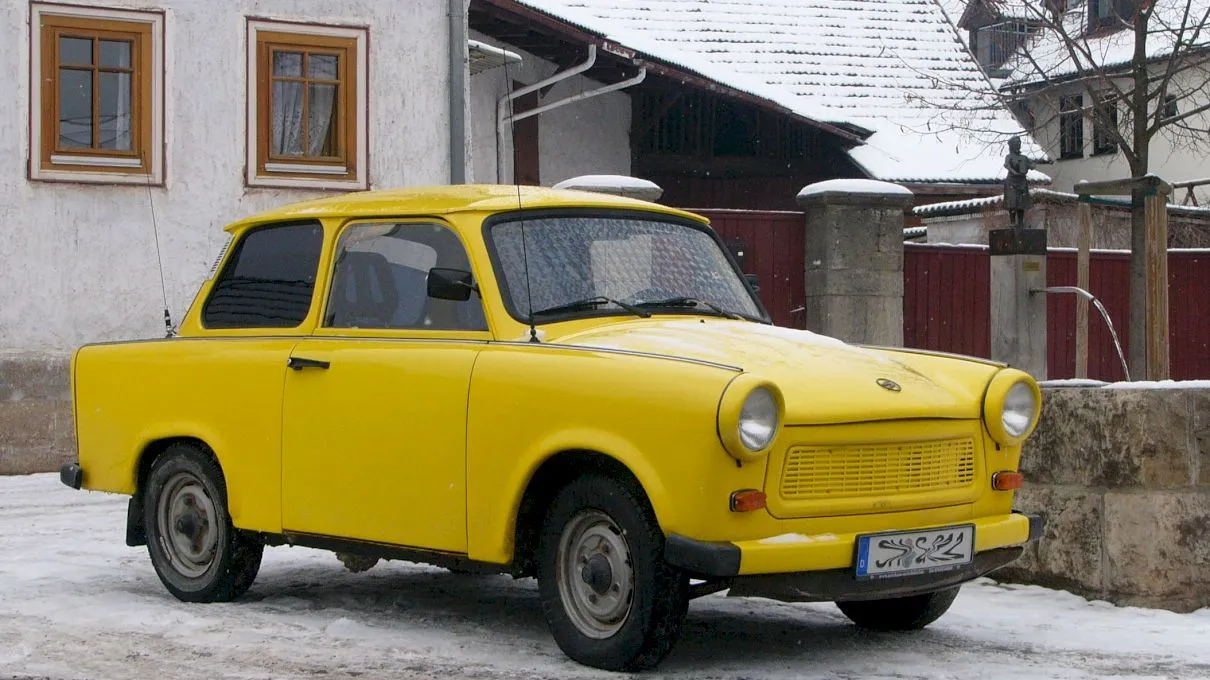 Curiozități despre Trabant. Ce înseamnă în germană substantivul „Trabant”? Cum arată un crush test al Trabantului?