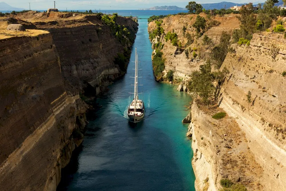 Cum a fost construit canalul Corint?