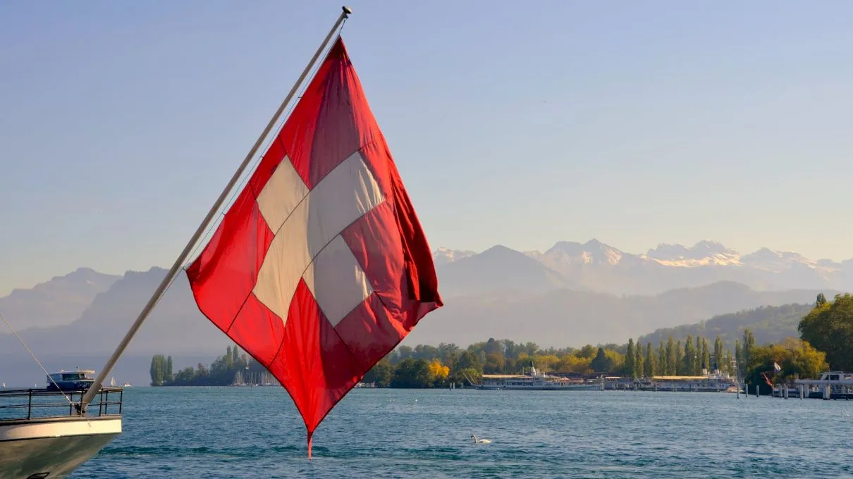 De ce Elveția are o cruce albă desenată pe steag?