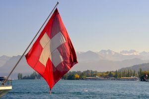 De ce Elveția are o cruce albă desenată pe steag?