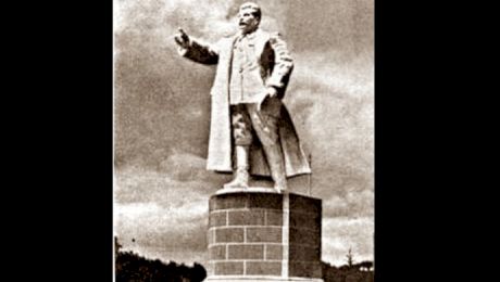 Fabuloasa poveste a celei mai mari statui din București. Pe cine reprezenta și când a fost dată jos?