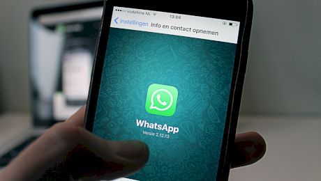 Cum se dă share location pe WhatsApp?