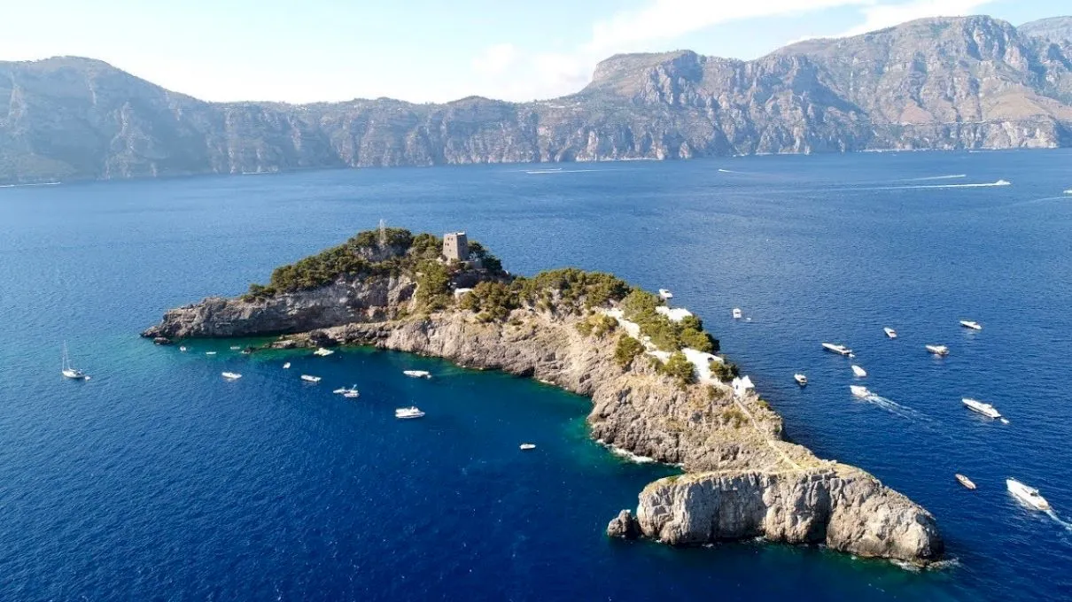 Gallo Lungo, insula din Amalfi în formă de delfin