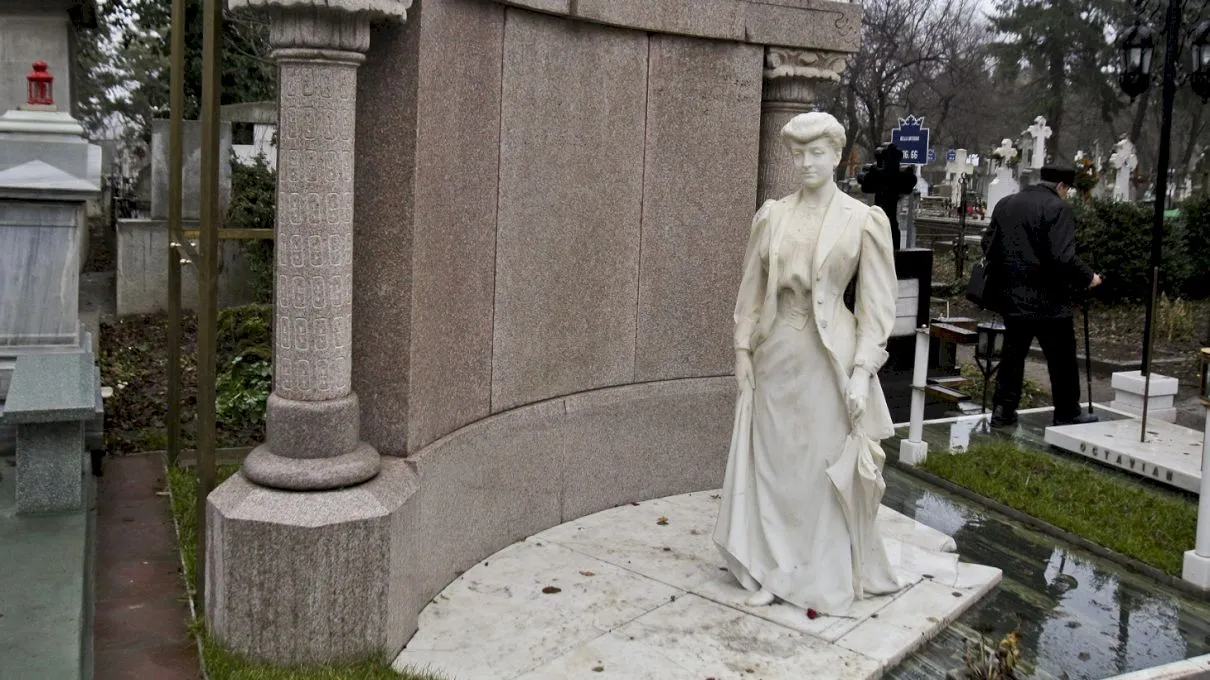 Cine este misterioasa „Doamnă cu umbrelă” din Cimitirul Bellu?
