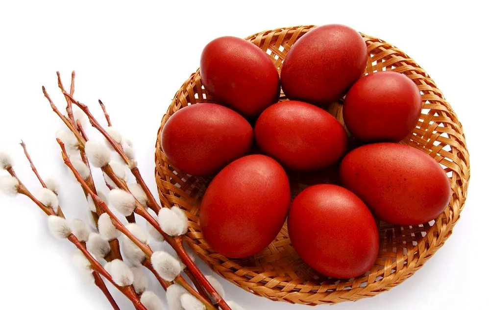 De ce mâncăm ouă roșii de Paște?