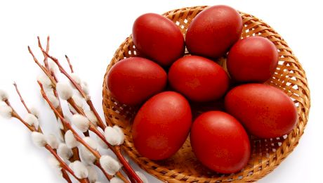 De ce mâncăm ouă roșii de Paște?