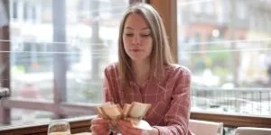 Cum să-ți negociezi salariul în 2026: Frazele exacte pe care să le folosești ca să nu fii refuzat