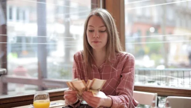 Cum să-ți negociezi salariul în 2026: Frazele exacte pe care să le folosești ca să nu fii refuzat