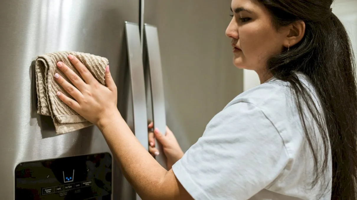 Ce să pui în frigider ca să scapi de mirosurilor neplăcute? Cât de des se spală frigiderul?