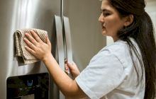 Ce să pui în frigider ca să scapi de mirosurilor neplăcute? Cât de des se spală frigiderul?