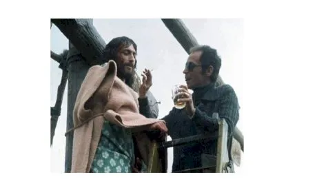 Fabuloasa poveste din spatele fotografiei în care „Iisus” fumează și bea bere pe cruce
