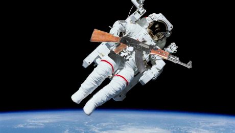 Ce s-ar întâmpla dacă am folosi pistolul sau pușca în spațiu? Cum funcționează legile fizicii în lipsa gravitației?