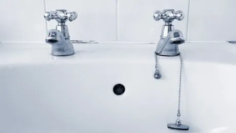 De ce au britanicii două robinete la chiuvetă?