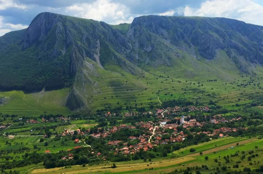Cum a vrut să șteargă Nicolae Ceaușescu de pe fața pământului 8.000 de sate?