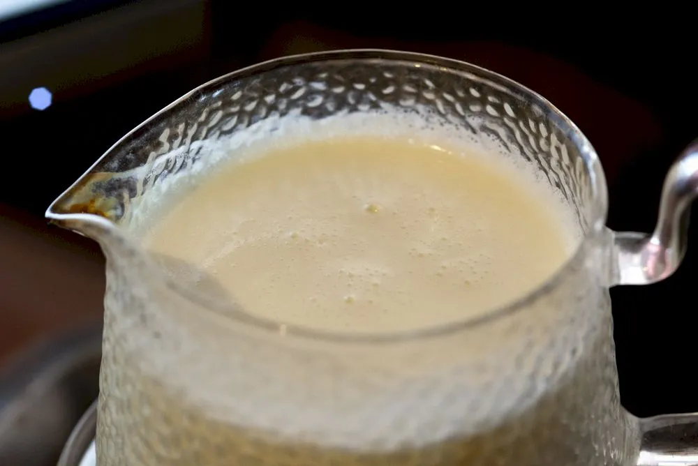 De ce se brânzește laptele pus la fiert?