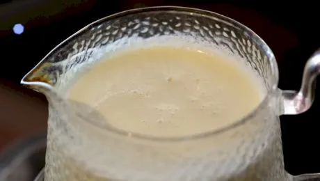 De ce se brânzește laptele pus la fiert?