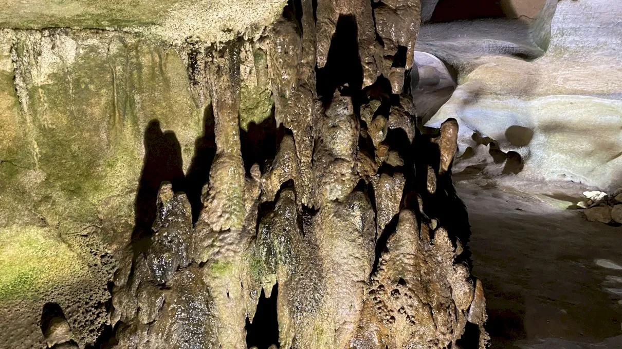 Care e diferența dintre stalactite și stalagmite?