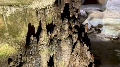 Care e diferența dintre stalactite și stalagmite?