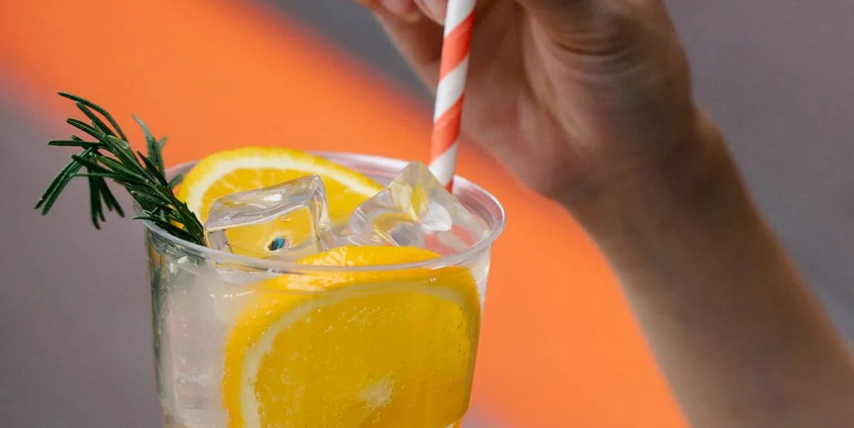 De ce este indicat să bei limonadă doar cu paiul?