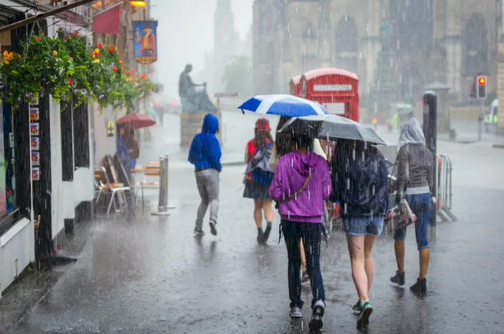 E adevărat că în Londra plouă tot timpul?