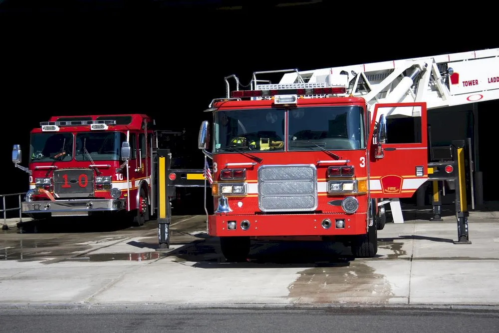 De ce sunt roșii camioanele de pompieri?