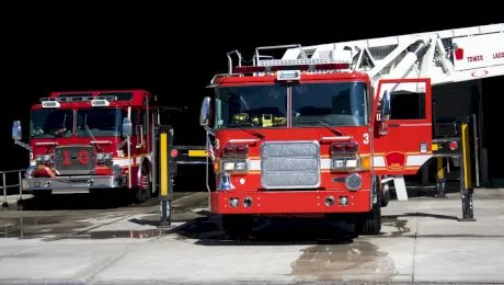 De ce sunt roșii camioanele de pompieri?