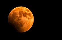 Luna se îndepărtează încet și sigur de Pământ. Ce se va întâmpla cu viața de pe Terra?