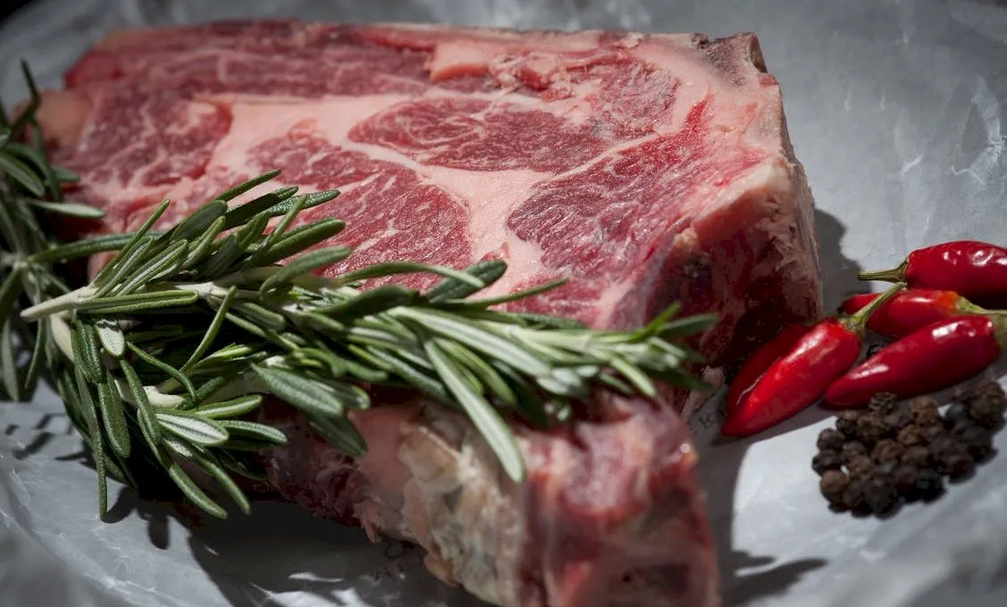 De ce oamenii mănâncă carne de animale?