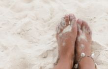 Cum să dai jos cu ușurință nisipul de pe corp atunci când ești la plajă?