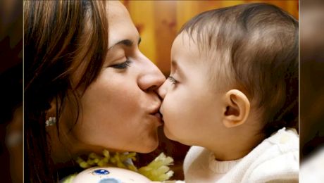 De ce nu este normal să-ți săruți copiii pe gură? „Copilul să învețe că buzele pot fi folosite doar cu acordul său”