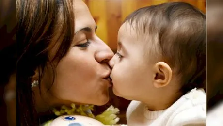 De ce nu este normal să-ți săruți copiii pe gură? „Copilul să învețe că buzele pot fi folosite doar cu acordul său”