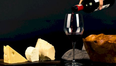 Consumul de vin te ajută sau nu să trăiești mai mult?