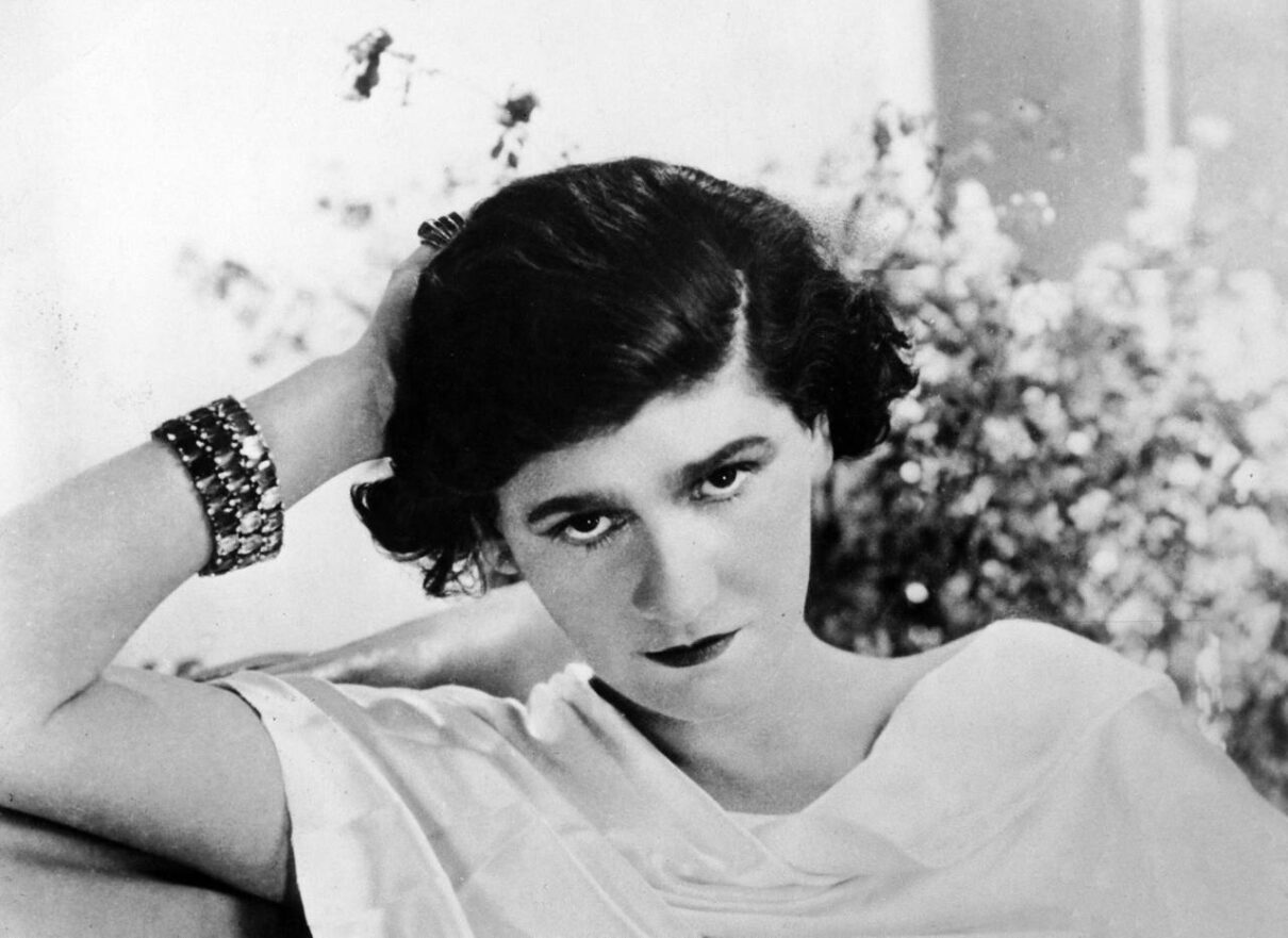 De unde și-a luat Coco Chanel numele și cum a „dat viață” parfumului Chanel No.5?