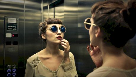 De ce sunt oglinzi în lift?
