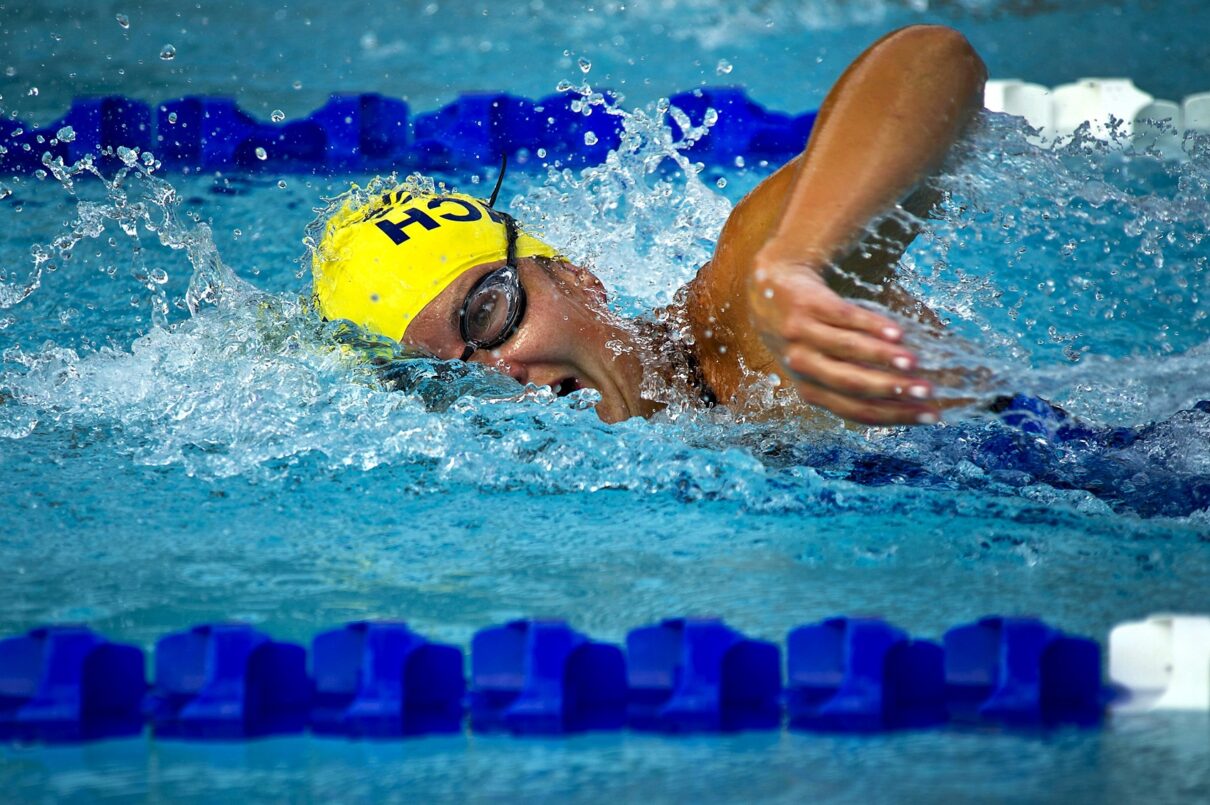 De ce poartă înotătorii căști? De ce sportivii se stropesc cu apă înainte de cursă?