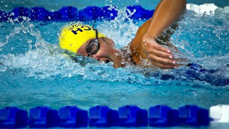 De ce poartă înotătorii căști? De ce sportivii se stropesc cu apă înainte de cursă?