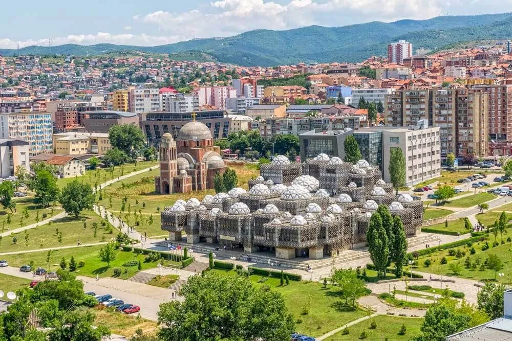 De ce sunt tensiuni în Kosovo? Ce au de împărțit sârbii și kosovarii?