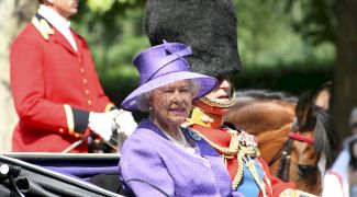 De ce purta Regina Elisabeta a II-a haine în culori îndrăznețe?