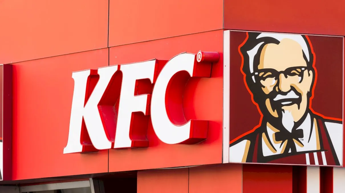 Cum a apărut KFC? Istoria lanțului de mâncare fast-food și trista poveste a colonelului Sanders