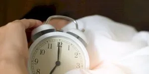 De ce nu este bine pentru organism să-ți pui alarma să sune dimineața? Care este soluția?