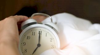De ce nu este bine pentru organism să-ți pui alarma să sune dimineața? Care este soluția?