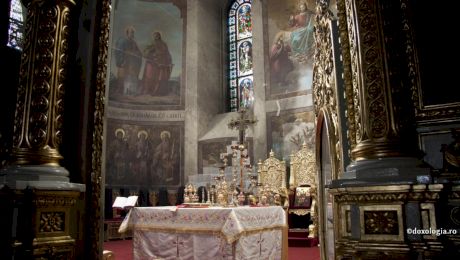 De ce nu au voie femeile să intre în Altar?