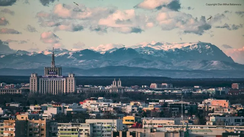 Când și în ce condiții se pot vedea munții din București?