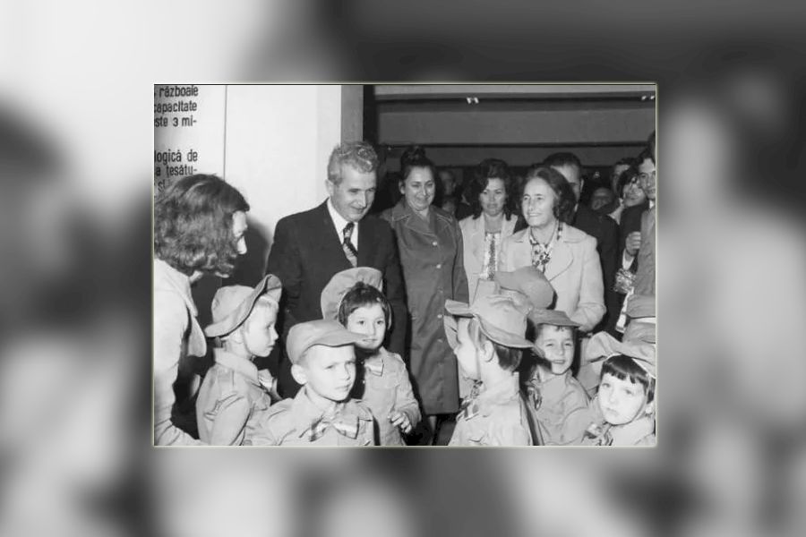 Nicolae Ceausescu cu elevii