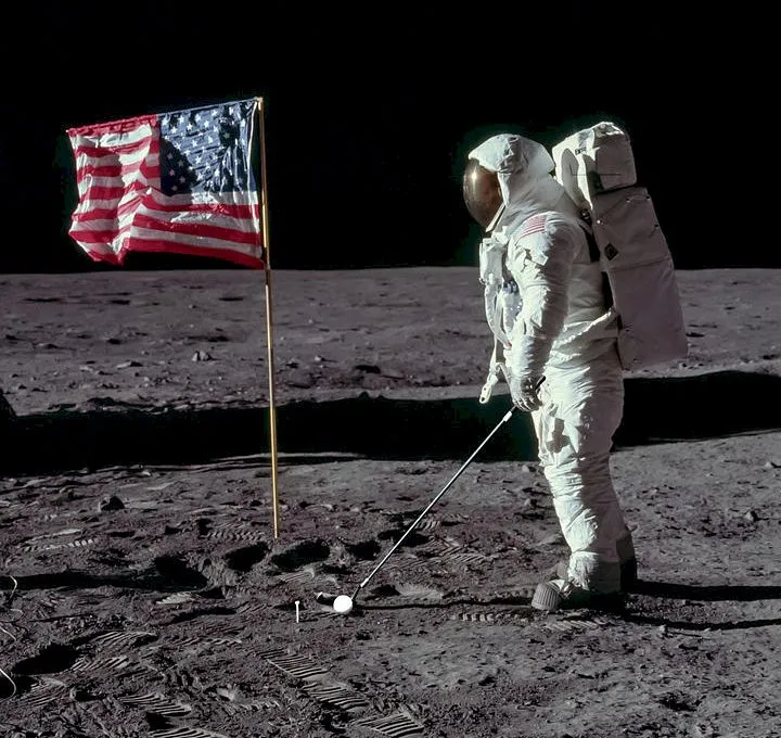 Cine a jucat golf pe lună?