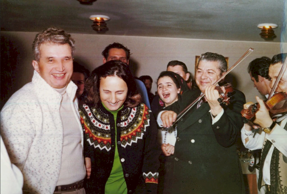 Ceașcă jucăușul! Fotografii neștiute din intimitatea cuplului Ceaușescu. Cum se jucau în zăpadă dictatorii?