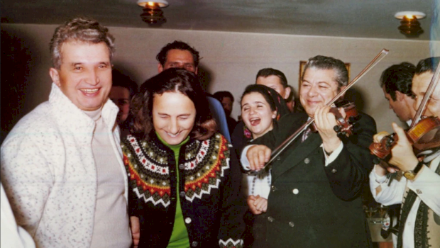 Ceașcă jucăușul! Fotografii neștiute din intimitatea cuplului Ceaușescu. Cum se jucau în zăpadă dictatorii?