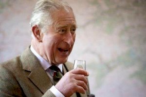 „Ia mai toarnă-un păhărel” Ce bea regele Charles al III-lea în fiecare seară, înainte de cină?