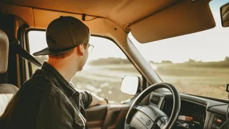 De ce șoferii olandezi deschid ușa la mașină cu mâna dreaptă?