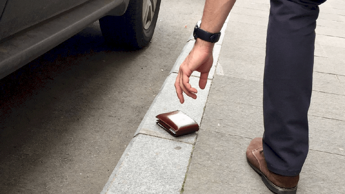 Pățania unui român care a găsit un portofel și l-a returnat proprietarului